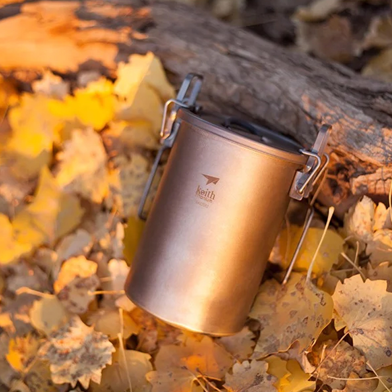 Keith Nồi Áp Suất Titanium Multi-function Cooker đặt giữa lá vàng mùa thu ngoài trời