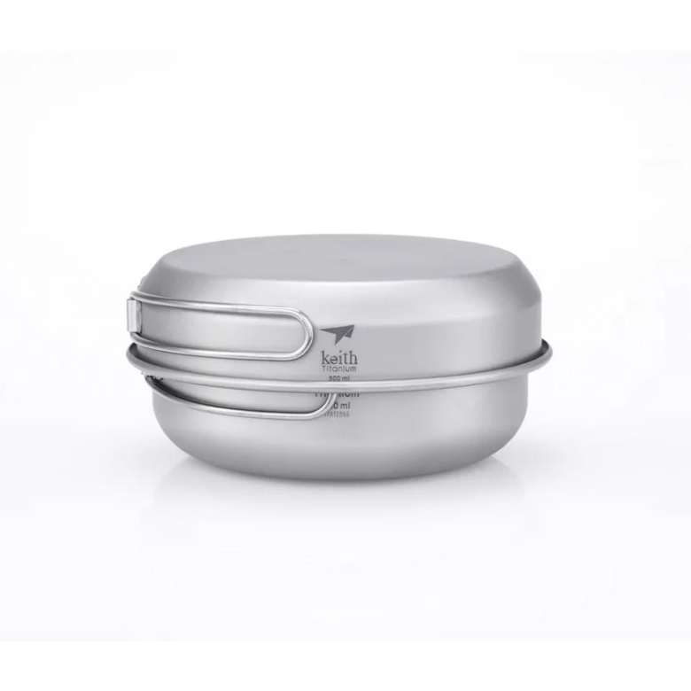 Nồi Keith 3-Piece Titanium Pot and Pan Cook Set nhìn nghiêng, nắp đậy và quai gập