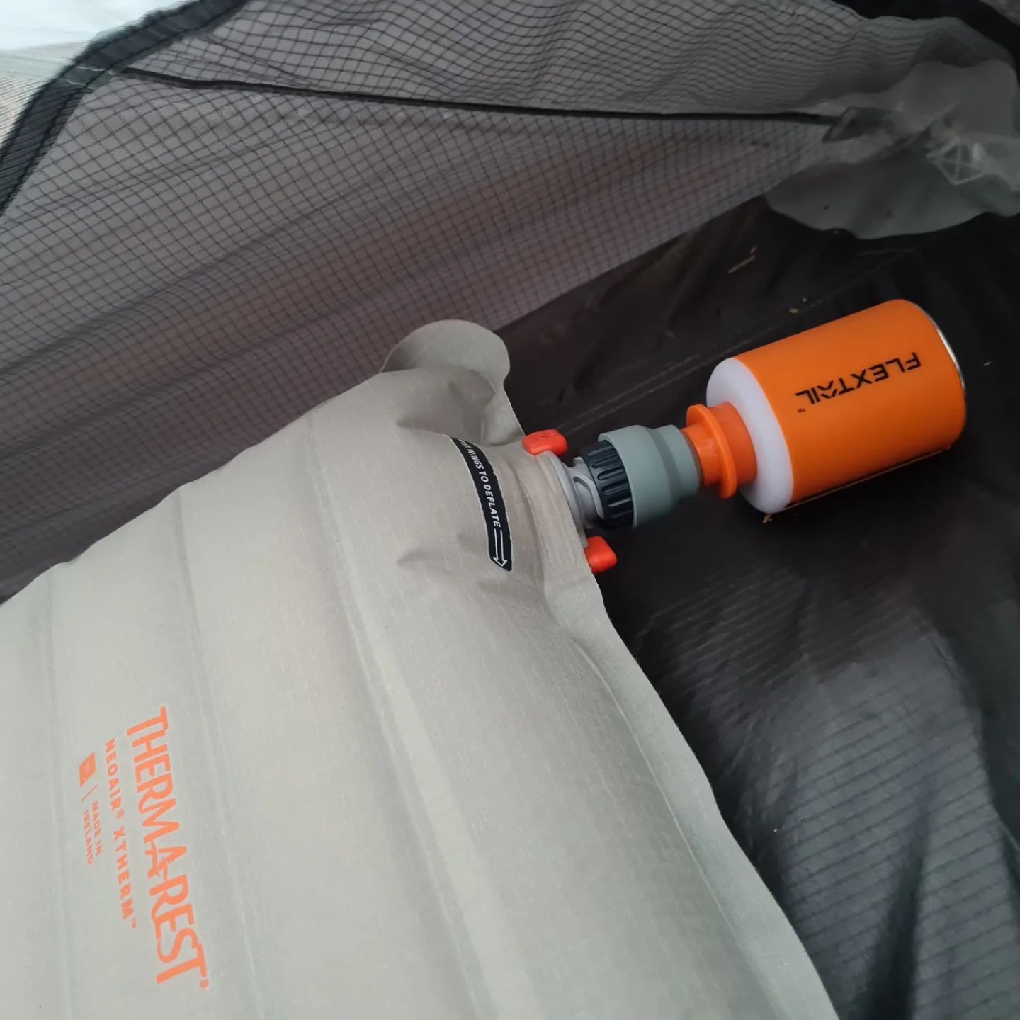 Máy bơm hơi lều đệm gối hơi cắm trại đa năng TINY PUMP 2X hút chân không kiêm đèn dã ngoại