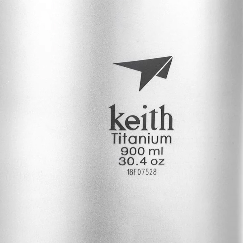 Bình đựng nước Titanium công nghệ không gen cận cảnh logo khắc keith Titanium 900ml trên thân