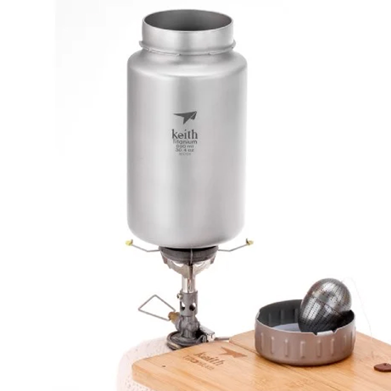 Bình đựng nước Titanium công nghệ không gen đặt trên bếp gas mini, bàn gỗ ngoài trời