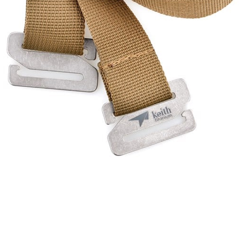 Bình đựng nước Titanium công nghệ không gen cận cảnh móc khóa và quai đeo vải kaki