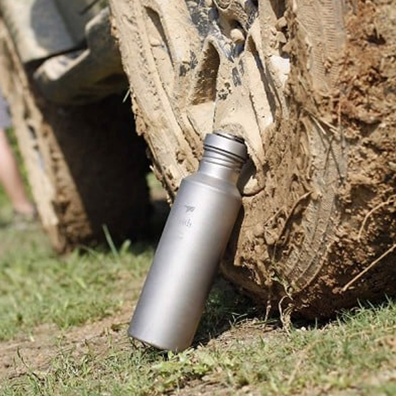 Bình Đựng Nước Titanium Kèm Bao Xốp Cách Nhiệt (700ml)