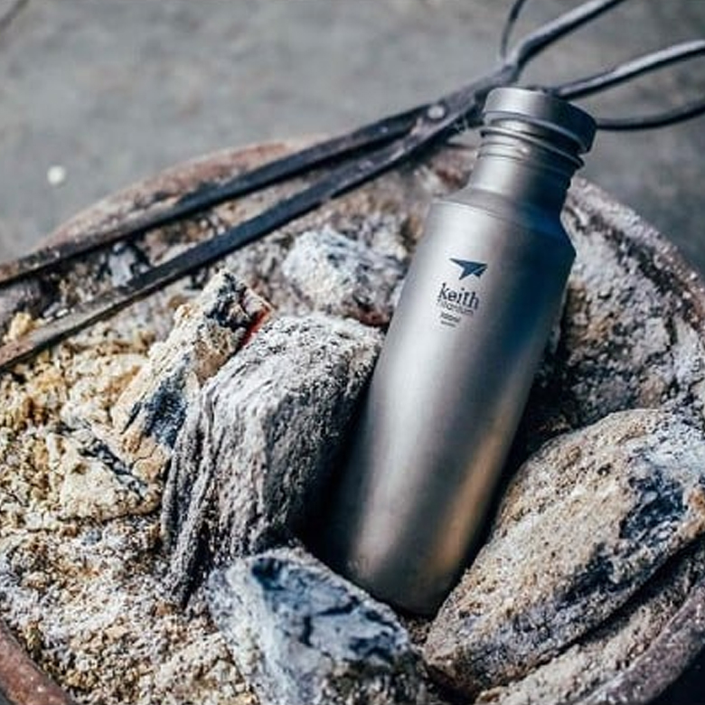 Bình Đựng Nước Titanium Kèm Bao Xốp Cách Nhiệt (700ml)