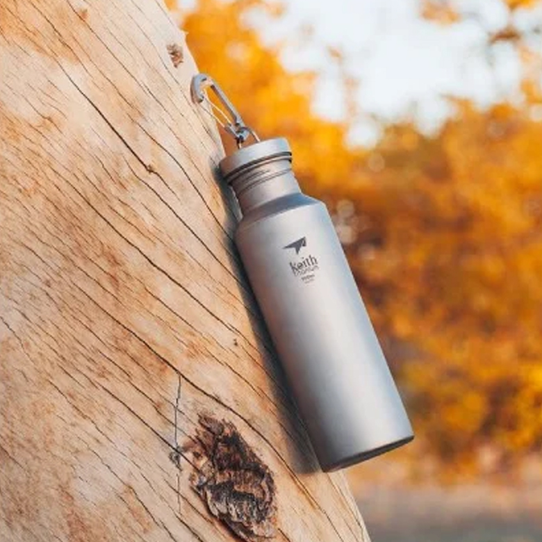 Bình Đựng Nước Titanium Kèm Bao Xốp Cách Nhiệt (700ml)