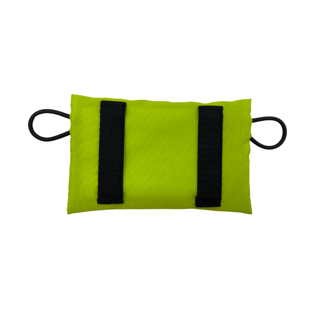Túi sơ cứu 1Life Ultralight First Aid Kit màu xanh chanh nhìn từ mặt sau có dây đai