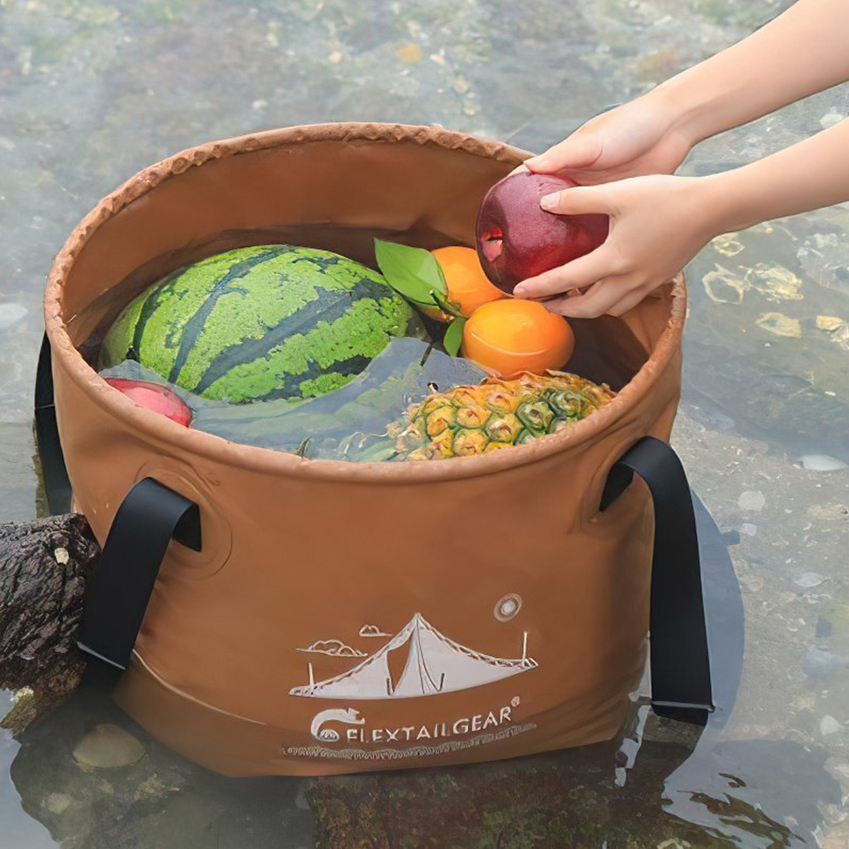 Xô nước gấp gọn Flextail Flex Bucket đựng trái cây rau củ, ngâm trong nước ngoài trời