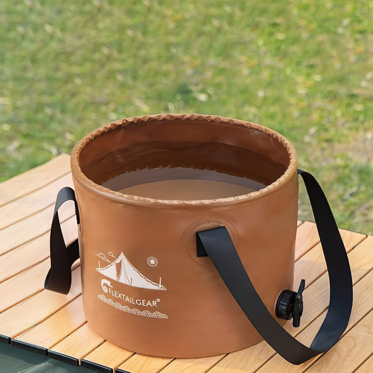 Xô nước gấp gọn Flextail Flex Bucket đựng nước, chụp thẳng trên nền trắng
