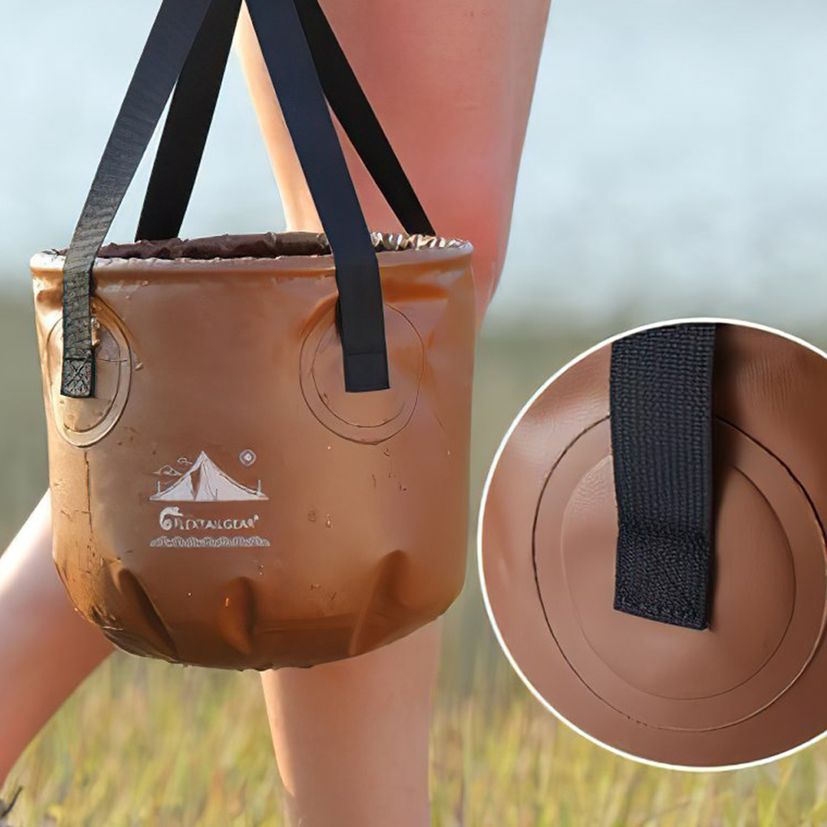 Xô nước gấp gọn Flextail Flex Bucket xách trên tay, cận cảnh quai đeo