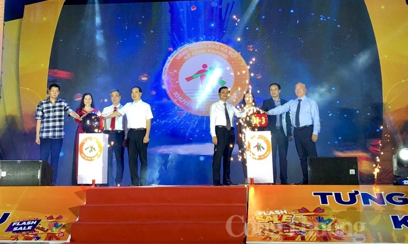 Các đại biểu chính thức nhấn nút khởi động Chương trình Khuyến mại tập trung thành phố Hà Nội 2023