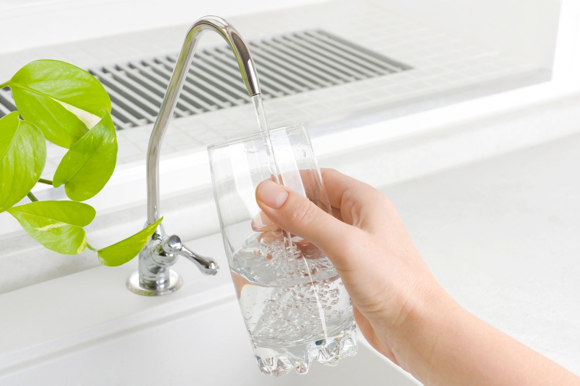 So sánh máy lọc nước RO và máy lọc nước ion kiềm: Nên chọn loại nào ?
