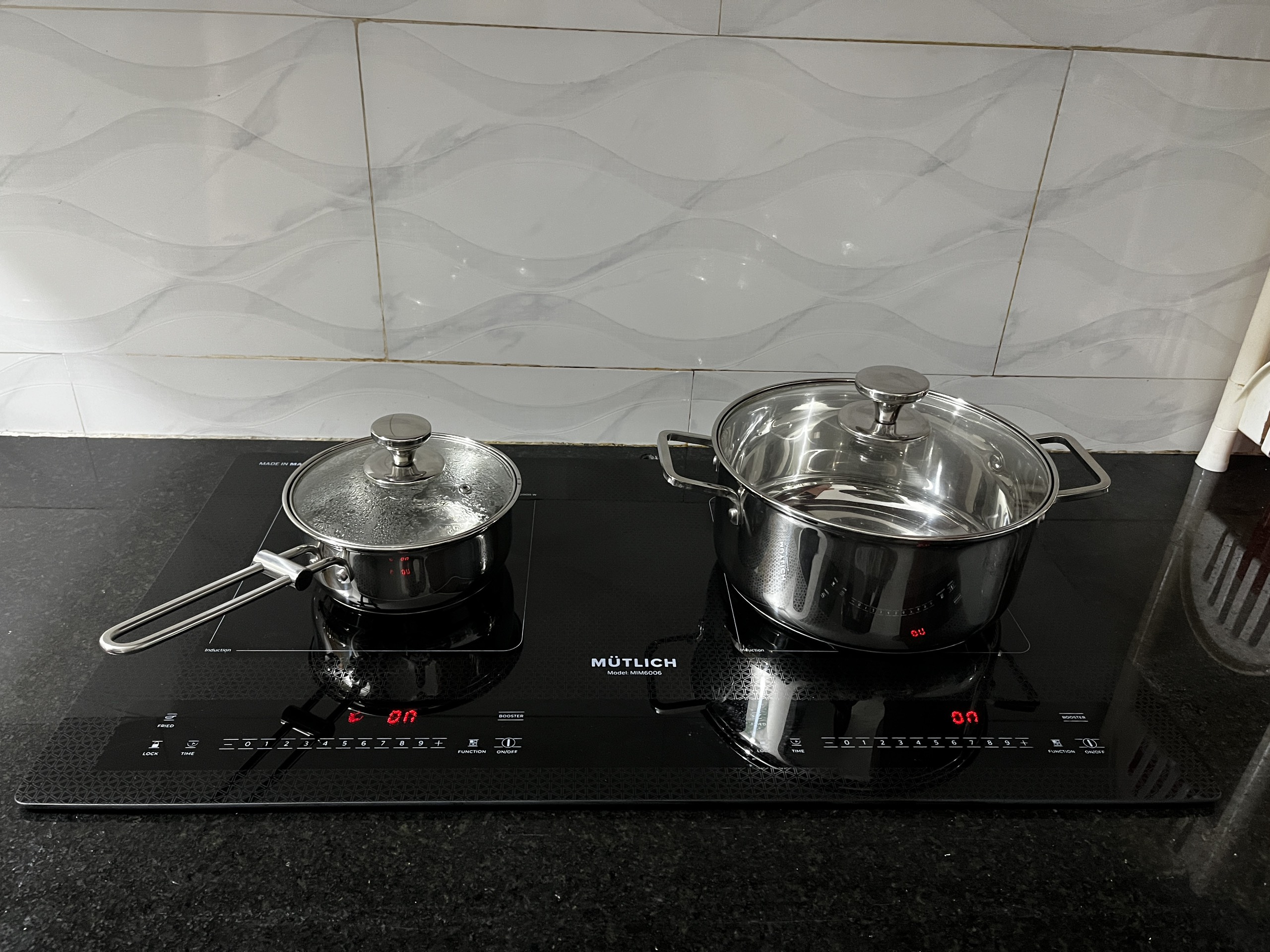 bếp từ 2 vùng nấu mỗi bên có công suất 2000W