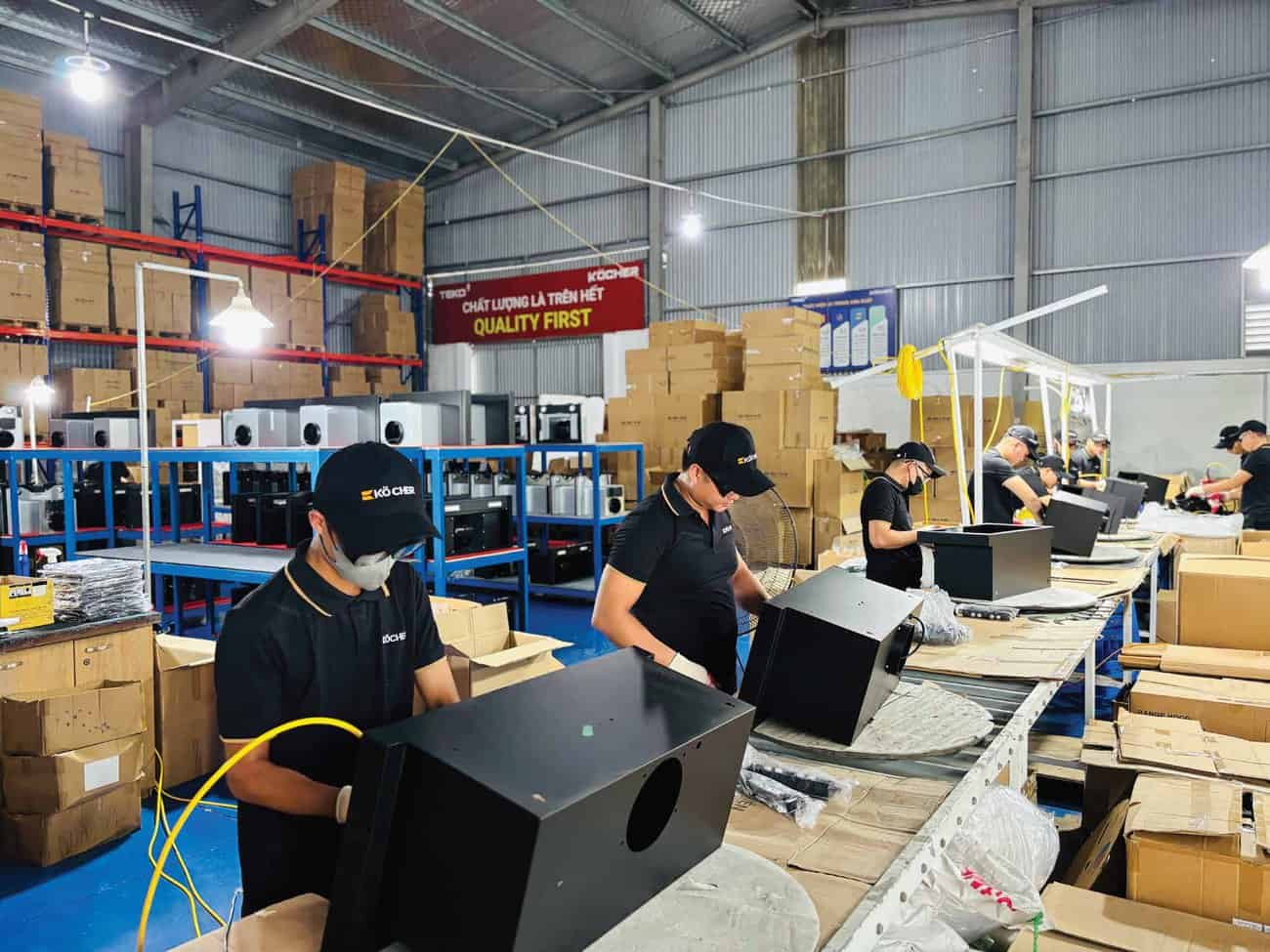 Dây chuyền lắp ráp máy hút mùi Kocher trong nhà máy