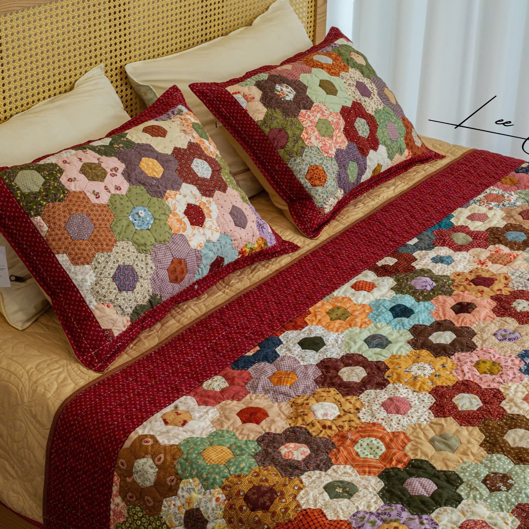 Bộ Chăn Ga Gối Ghép Vải Mới Cho Mùa Lễ Hội: Tô Điểm Không Gian Sống Của Bạn