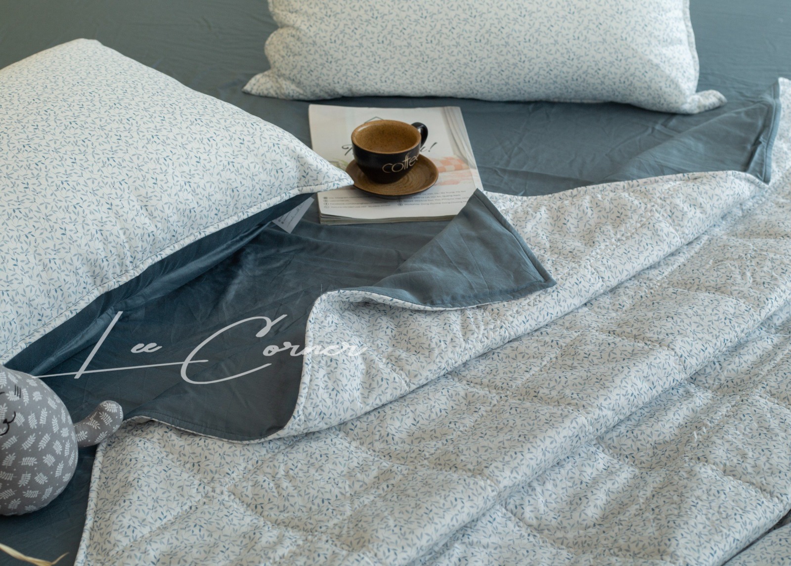 Bộ chăn gối Modal Micro màu trắng hoa nhí phối xanh đá đậm chần bông 2mx2m2