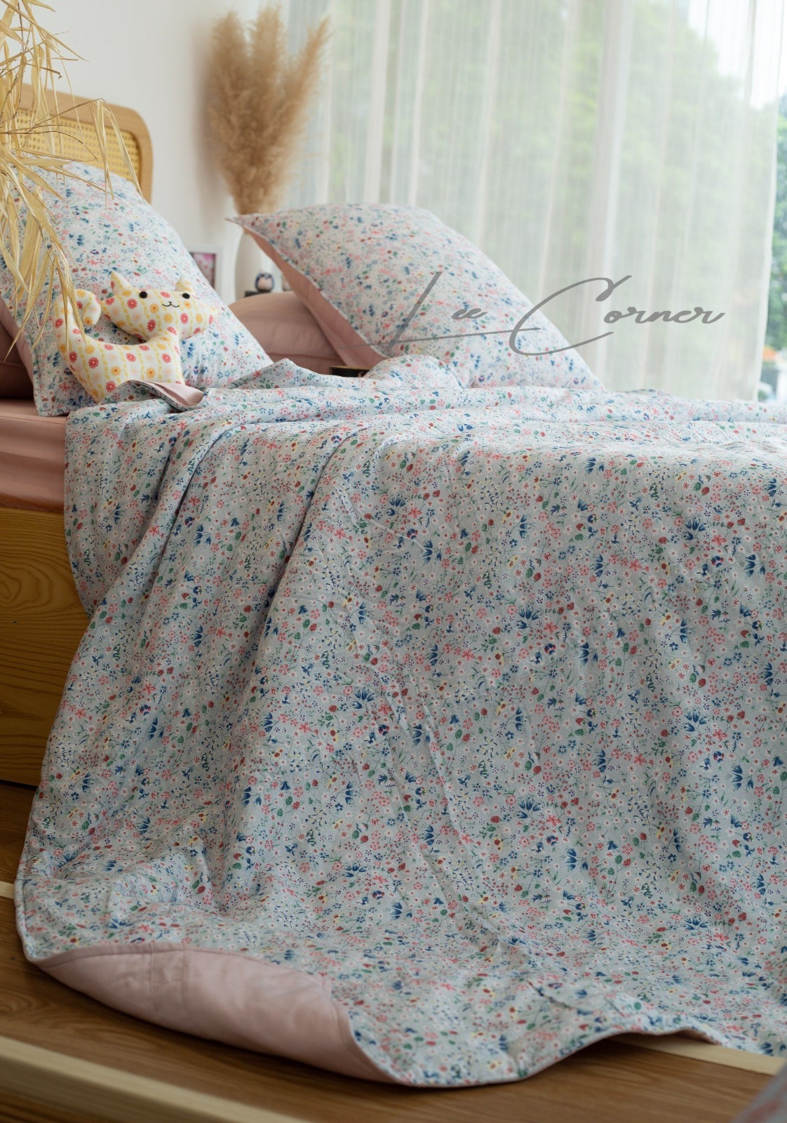 Bộ chăn gối Modal Micro màu trắng đục hoa nhí phối hồng nhạt chần bông 2mx2m2