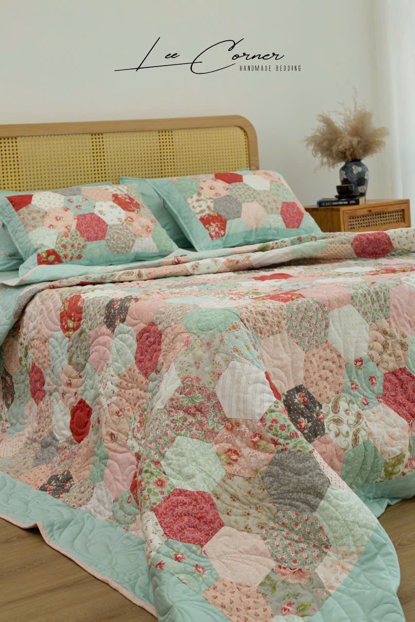 Bộ chăn ghép vải lục giác cạnh 7cm màu hồng pastel, chần máy, size 2x2,2m