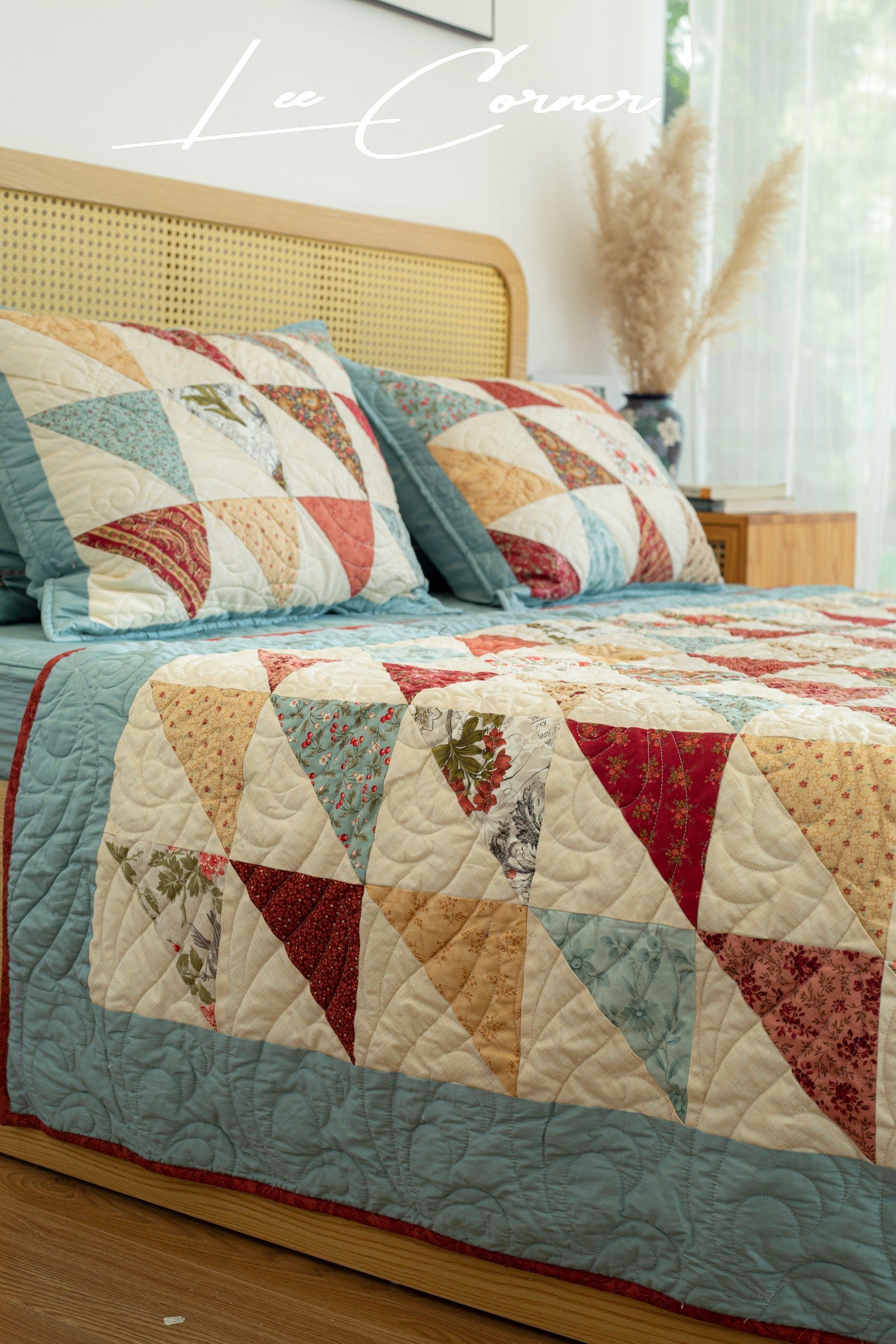 Bộ chăn ghép vải tam giác, chần máy màu đỏ xanh kích thước 2x2,2m