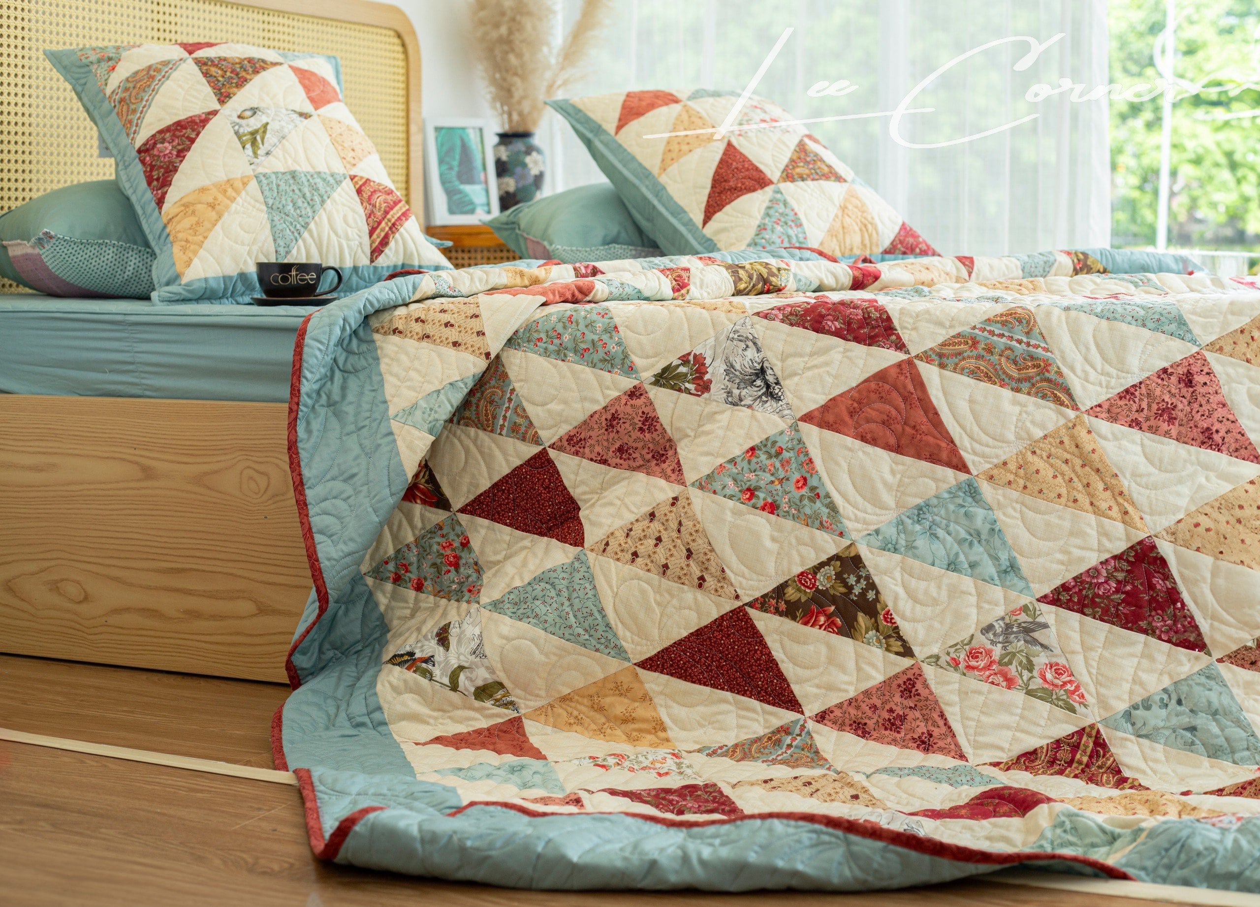 Bộ chăn ghép vải tam giác, chần máy màu đỏ xanh kích thước 2x2,2m