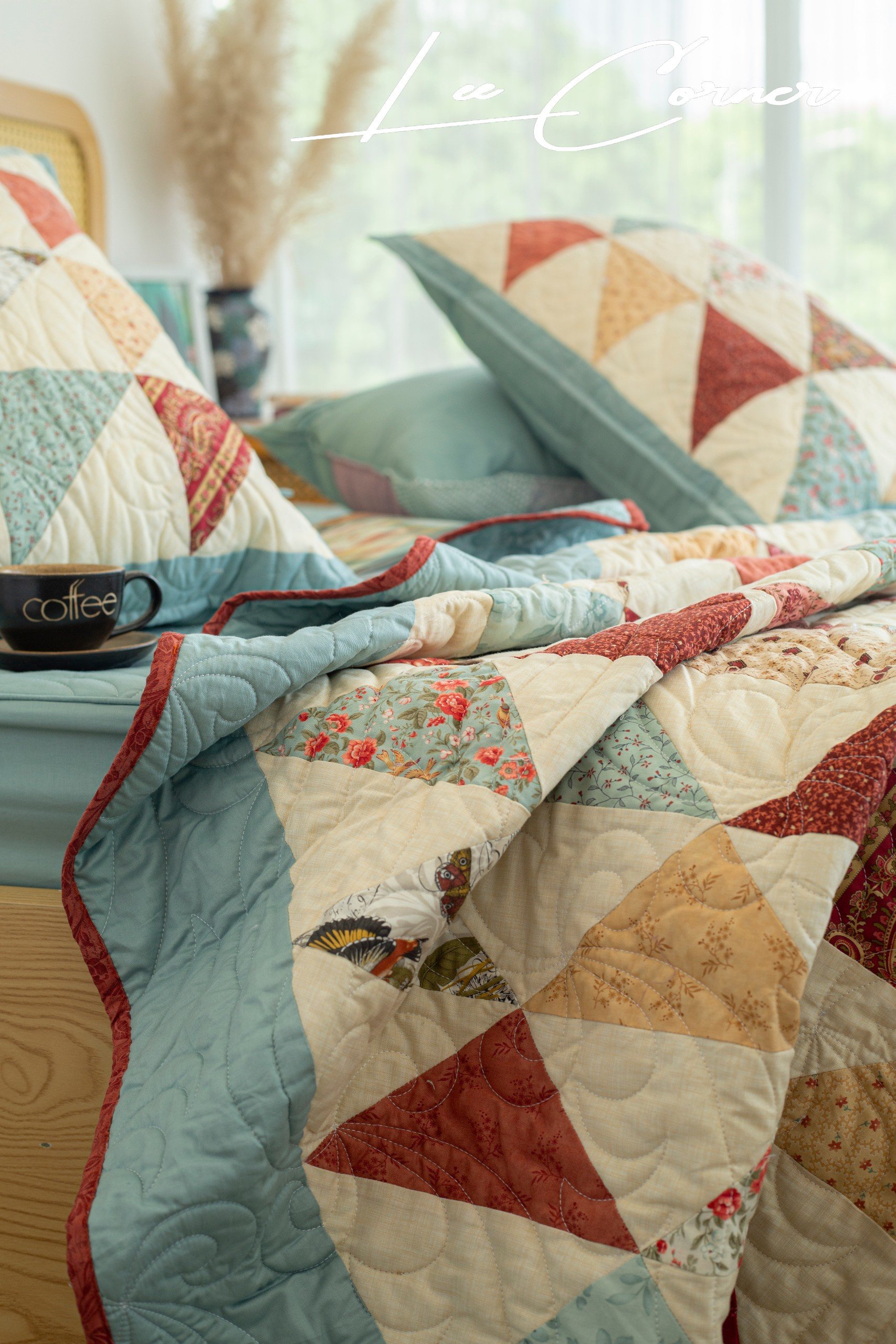 Bộ chăn ghép vải tam giác, chần máy màu đỏ xanh kích thước 2x2,2m