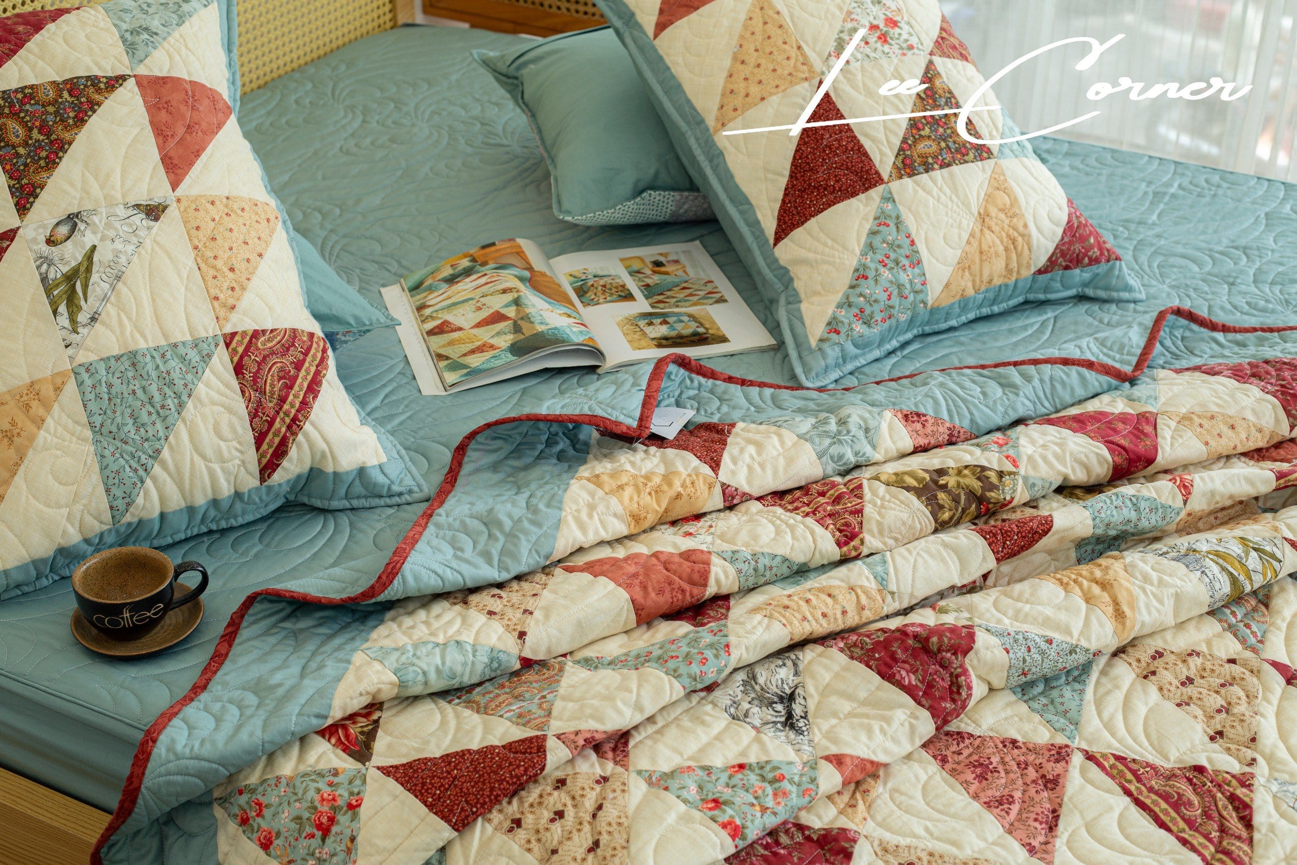 Bộ chăn ghép vải tam giác, chần máy màu đỏ xanh kích thước 2x2,2m