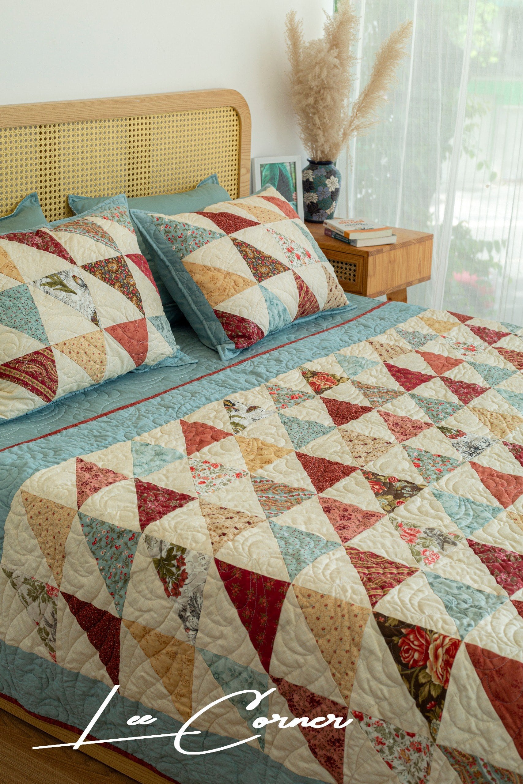 Bộ chăn ghép vải tam giác, chần máy màu đỏ xanh kích thước 2x2,2m