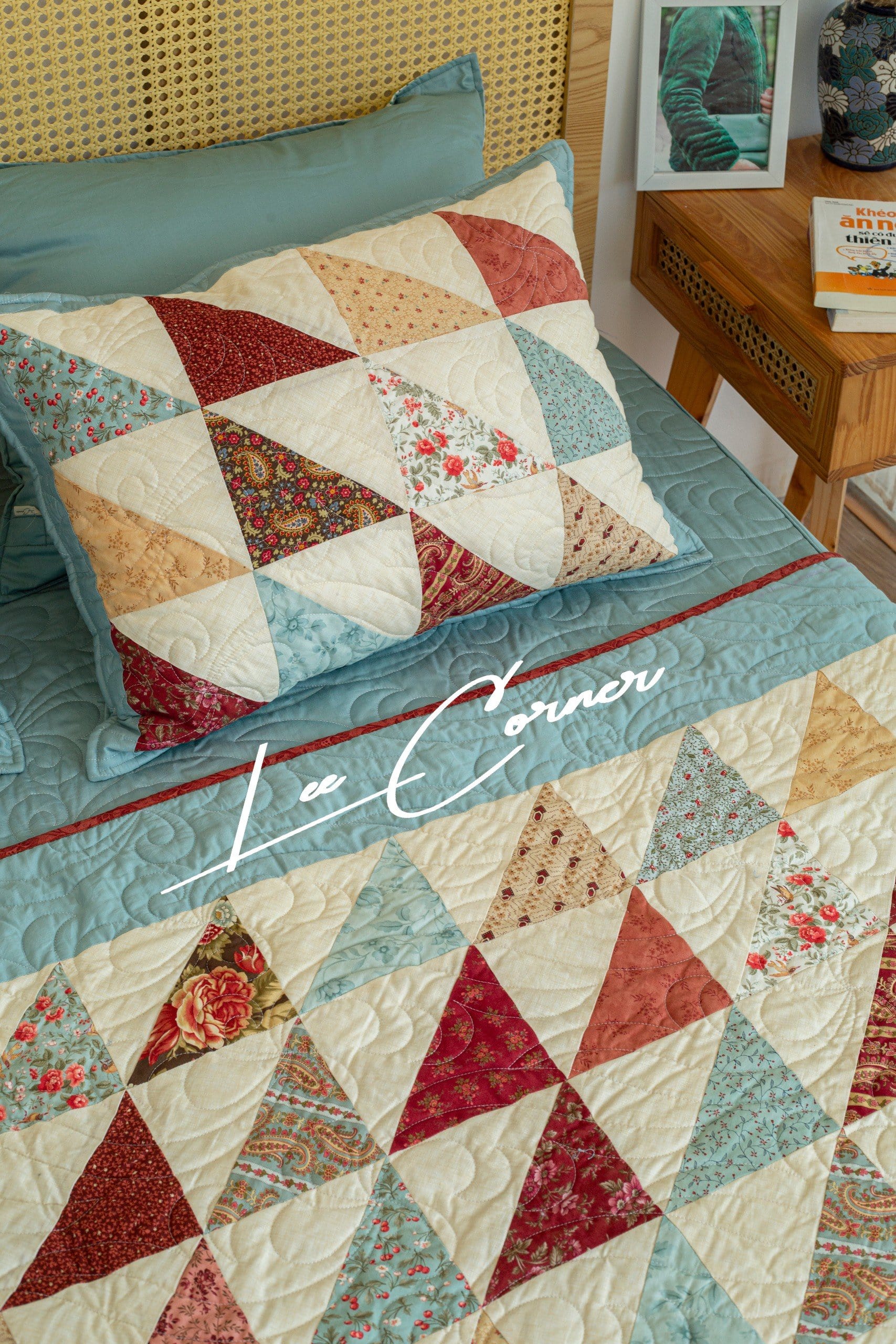 Bộ chăn ghép vải tam giác, chần máy màu đỏ xanh kích thước 2x2,2m