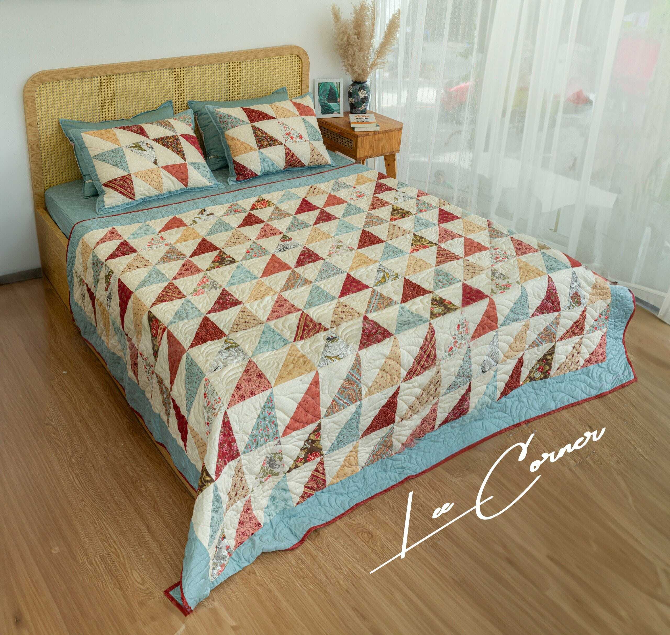 Bộ chăn ghép vải tam giác, chần máy màu đỏ xanh kích thước 2x2,2m