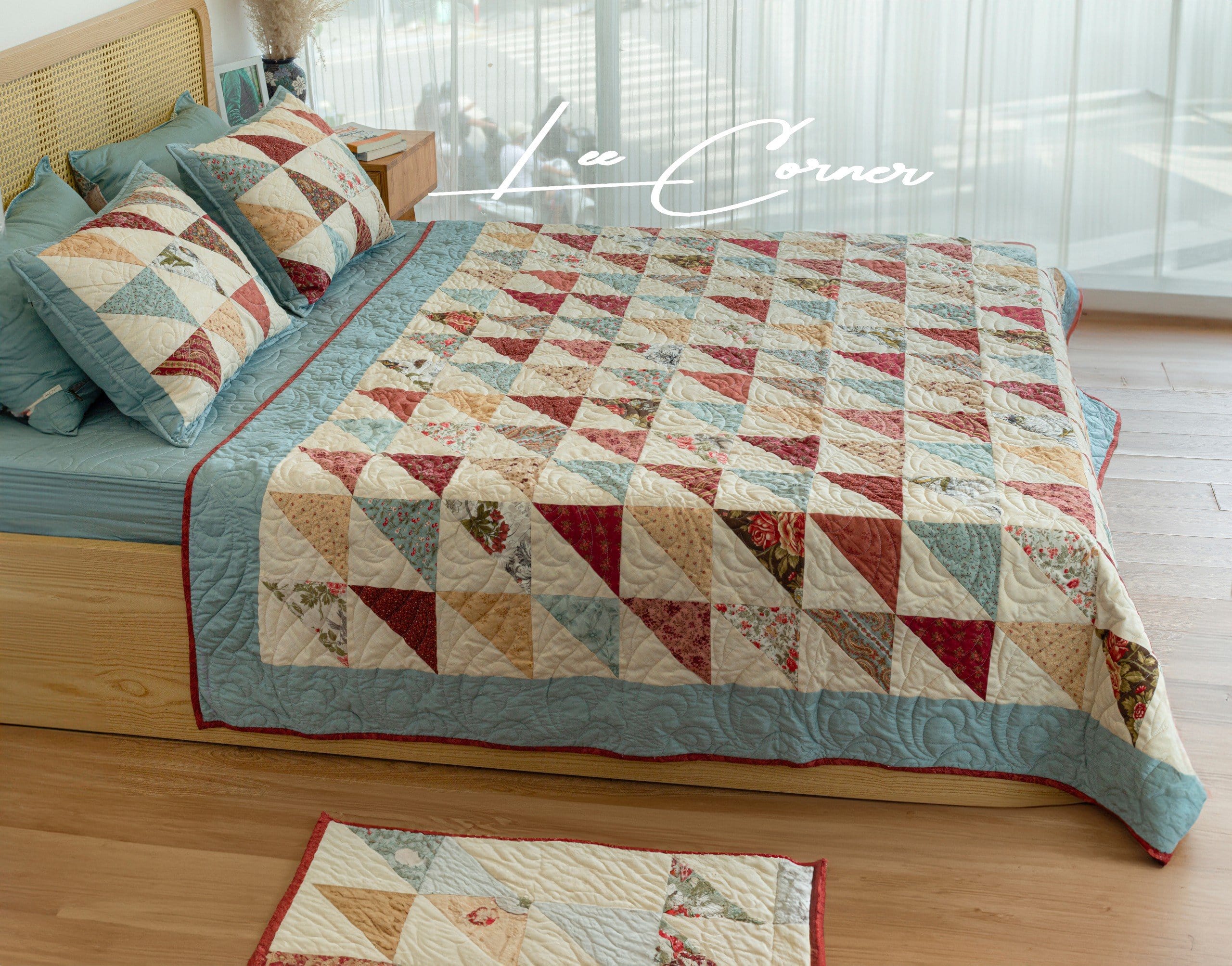 Bộ chăn ghép vải tam giác, chần máy màu đỏ xanh kích thước 2x2,2m