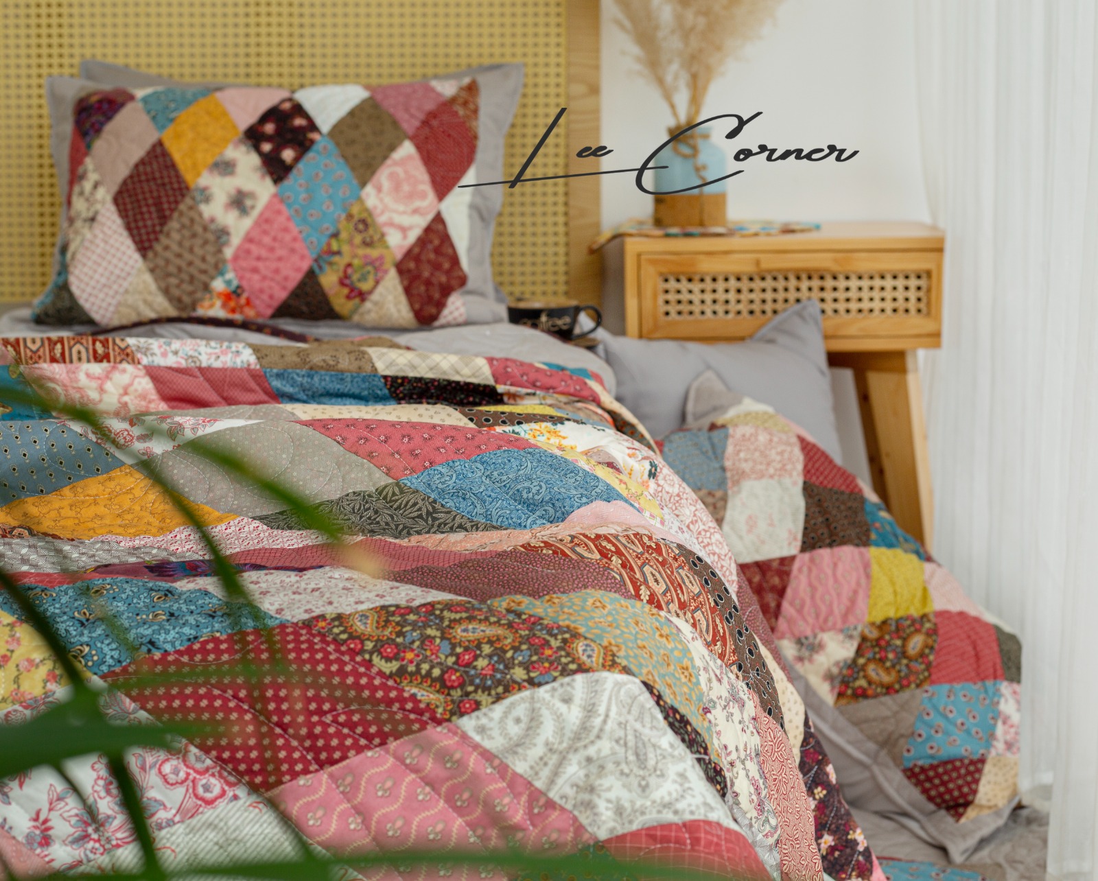 Bộ chăn ghép vải phức tạp hình tam giác, chần máy màu nâu đỏ size 2x2,2m