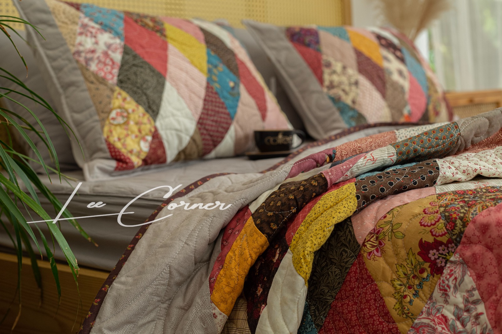 Bộ chăn ghép vải phức tạp hình tam giác, chần máy màu nâu đỏ size 2x2,2m