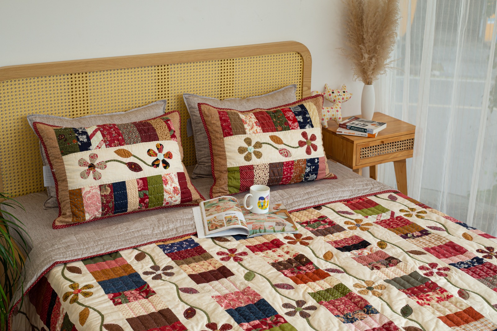 Chăn ghép vải khâu áp hoa họa tiết thổ cẩm màu nâu đỏ, chần tay size 2x2,2m