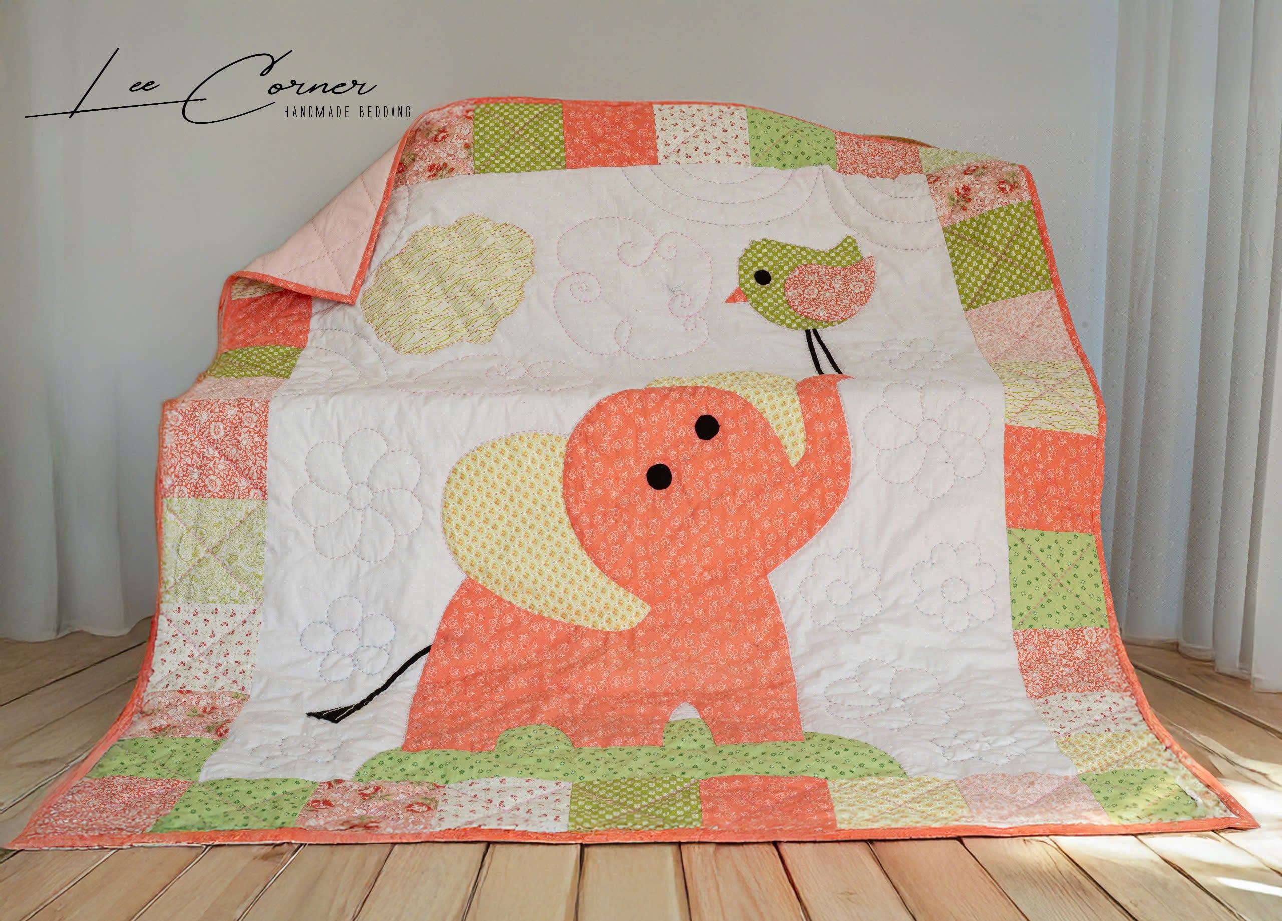 Chăn ghép vải áp máy, voi hồng nền trắng, chần tay, kích thước 1,2x1,5m