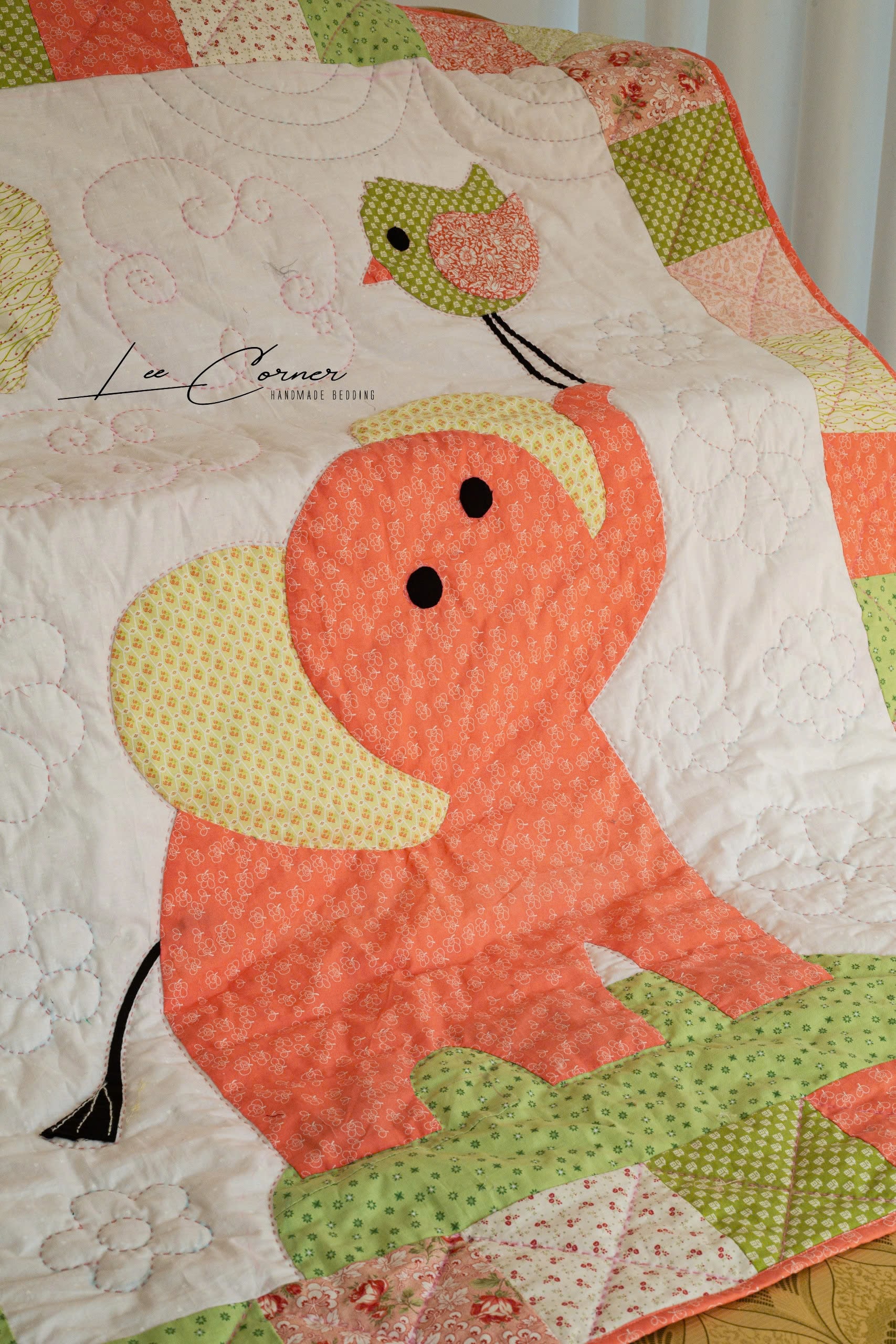 Chăn ghép vải áp máy, voi hồng nền trắng, chần tay, kích thước 1,2x1,5m