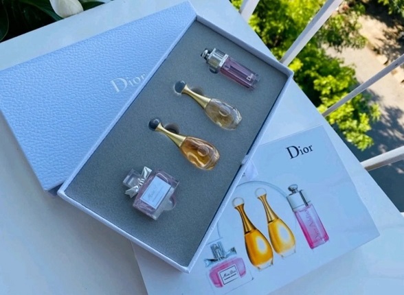 Set Nước Hoa Dior Mini Hộp Trái Tim 4 Chai 5ml