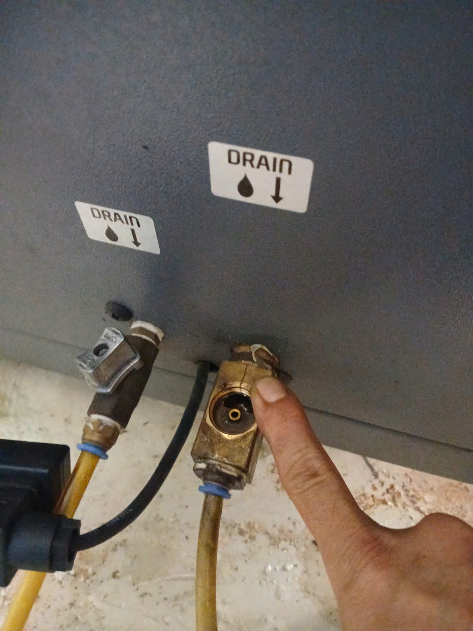 Nhân viên kỹ thuật công ty Compkorea Vina kiểm tra và thay tâm lọc cho máy sấy tại công ty Lisal- Hà Nam