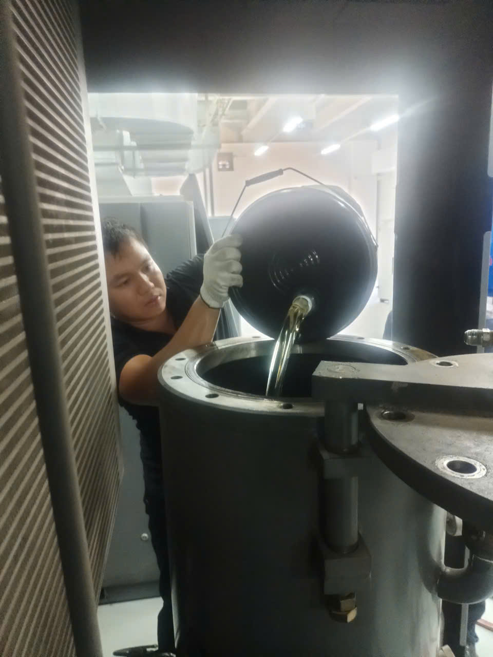 Nhân viên công ty Compkorea vina bảo dưỡng thay phụ kiện set máy 200HP công ty YDC_ Thái Nguyên