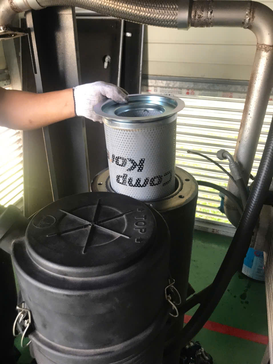 Nhân viên công ty Compkorea Vina thay phụ kiện máy nén khí 50HP cho công ty SAMJU_ Thái nguyên