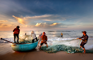 Kéo đánh bắt cá cùng người dân địa phương
