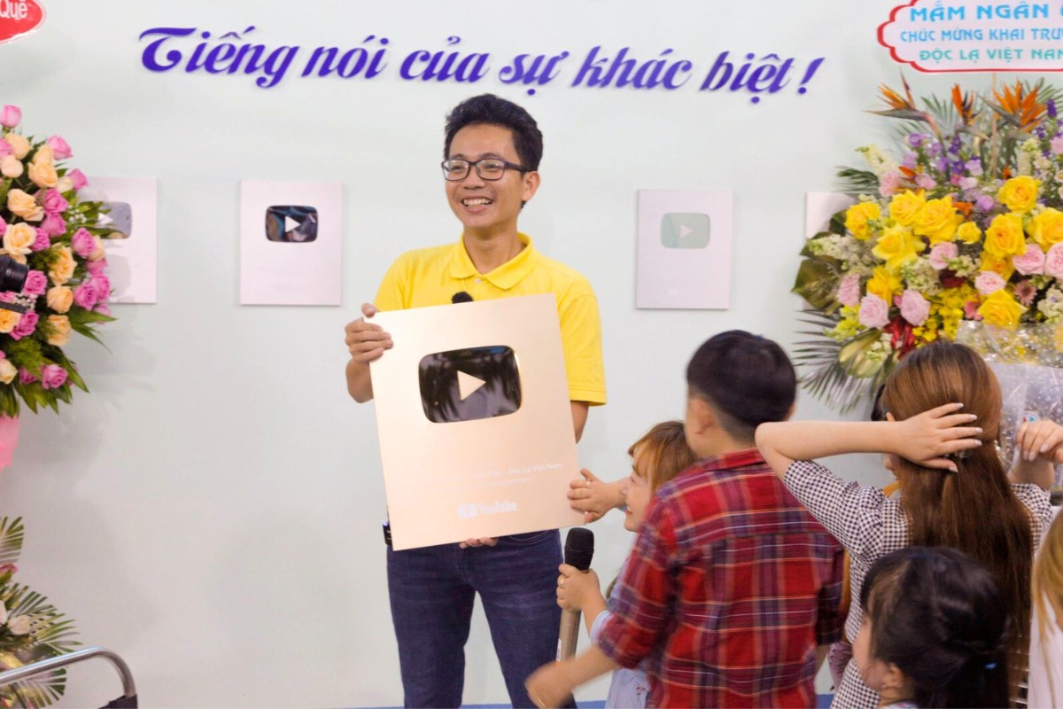 Nguyên nhà báo nhận Nút Vàng Youtube