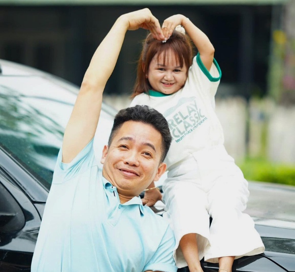 Cô gái tí hon kiếm tiền tỉ xây nhà tặng bố mẹ và những câu chuyện ấm lòng ở 'Độc lạ Bình Dương'