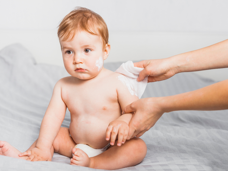 Giải đáp: Nên dùng khăn giấy khô hay giấy ướt cho trẻ sơ sinh?