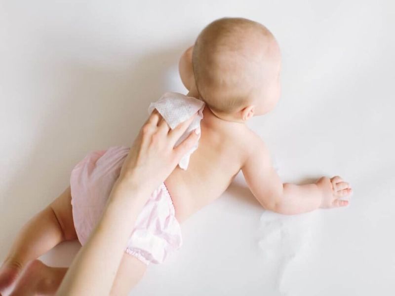 Có nên dùng khăn ướt cho trẻ sơ sinh không?