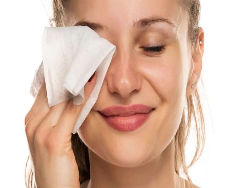 Giải đáp: Dùng khăn ướt lau mặt có tốt không?