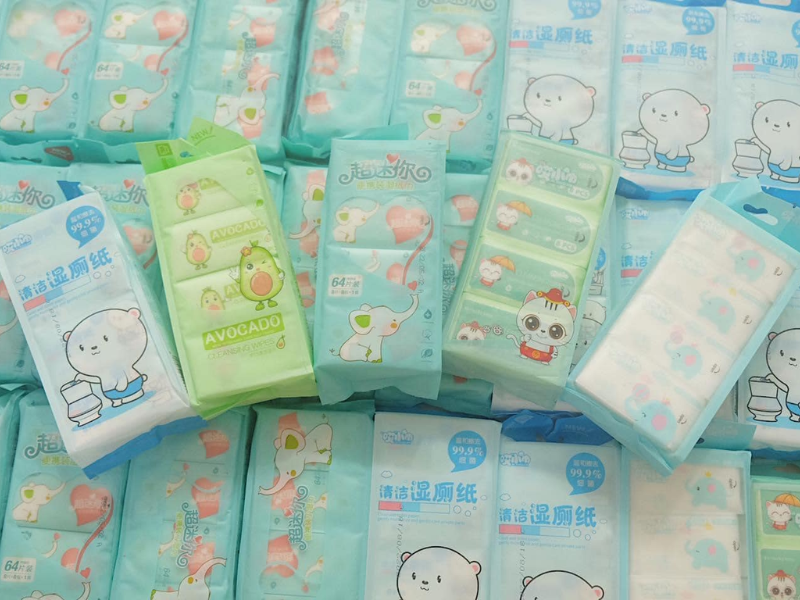 Khăn giấy ướt bỏ túi tiện lợi trong mọi hoàn cảnh