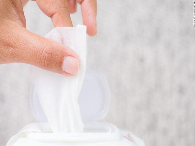Có nên dùng khăn giấy ướt vệ sinh vùng kín?