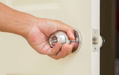 [Bật mí] cách tháo khóa cửa nhôm kính không phải ai cũng biết