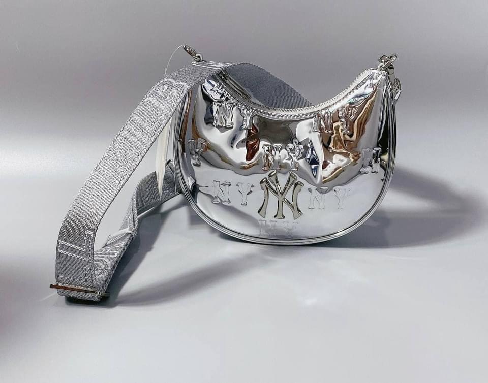 Túi Đeo Chéo MLB Monogram Màu Bạc: Sự Kết Hợp Hoàn Hảo cho Du Lịch và Dự Tiệc