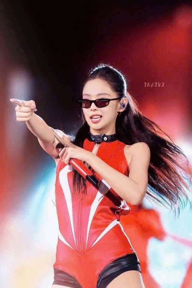 Kính Râm Miu Miu SMUA06 Dáng Mắt Mèo: Vì Sao Jennie BLACKPINK Và Hội Sành Điệu Đang Phát Sốt?