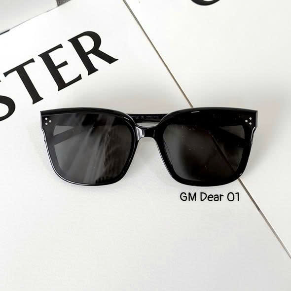 Kính Râm Gentle Monster Dear 01 – Dáng Unisex Mắt Vuông Bo Tròn Nhẹ Đang Làm Mưa Làm Gió